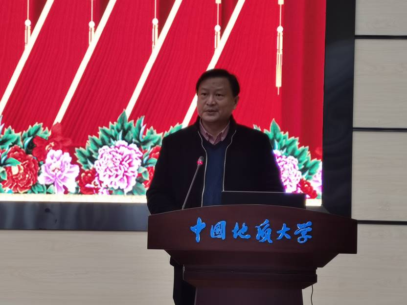 说明: C:\Users\DELL\Desktop\第一次党员大会照片（定）\照片（定）\04校长助理蒋少涌宣布当选名单.jpg